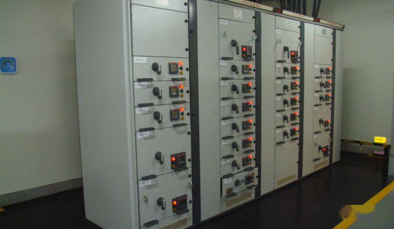 配電室中有哪些類型的低壓配電柜電壓?配電柜主要內(nèi)部組件是什么?