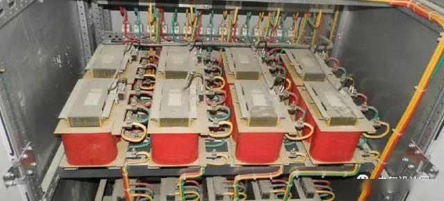 配電室中有哪些類型的低壓配電柜電壓?配電柜主要內(nèi)部組件是什么?