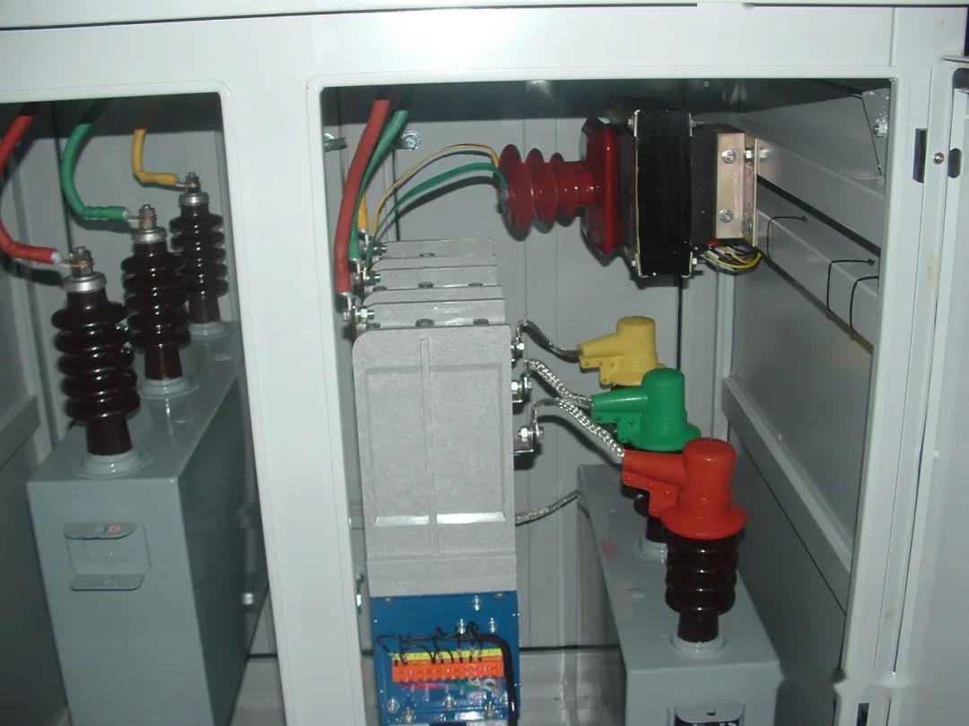 配電室中有哪些類型的低壓配電柜電壓?配電柜主要內(nèi)部組件是什么?