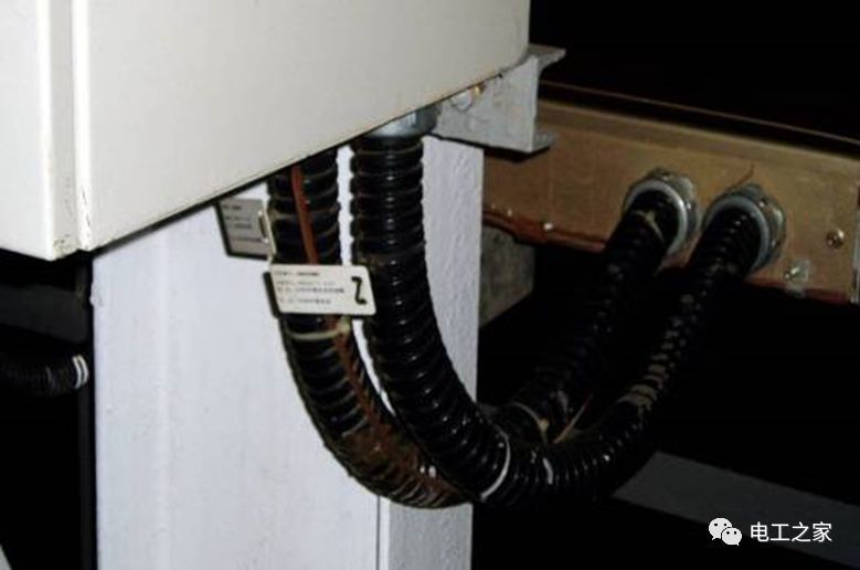 一條完成開關柜安裝,電纜橋架施工,電纜敷設及布線施工,照明配電箱施工