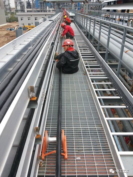 一條完成開關柜安裝,電纜橋架施工,電纜敷設及布線施工,照明配電箱施工