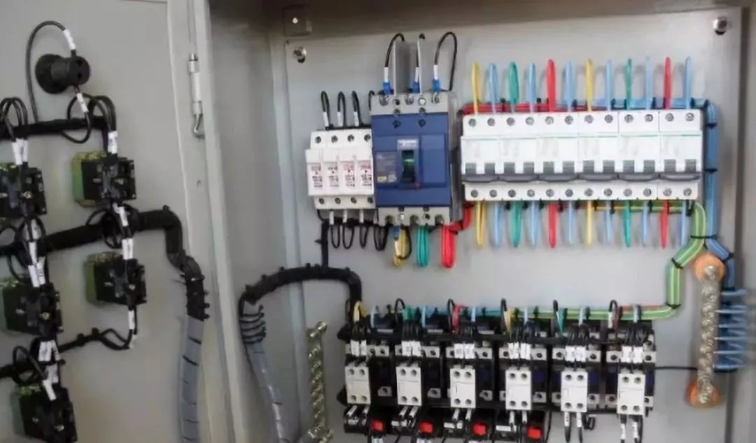 如果計(jì)算機(jī)房沒(méi)有配電箱,會(huì)發(fā)生什么?