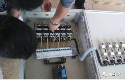 分析了配電箱的內(nèi)部結(jié)構(gòu),誰能理解它?