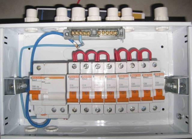 家居裝飾配電箱如何分配丟失的保險(xiǎn)更合適?難怪人們總是回家旅游。原來這里有一個(gè)錯(cuò)誤的裝置。