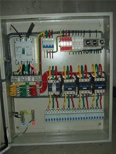 配電箱帶漏電保護或空?只有有這么多漏洞和空的開口才是安全的。這太實際了。