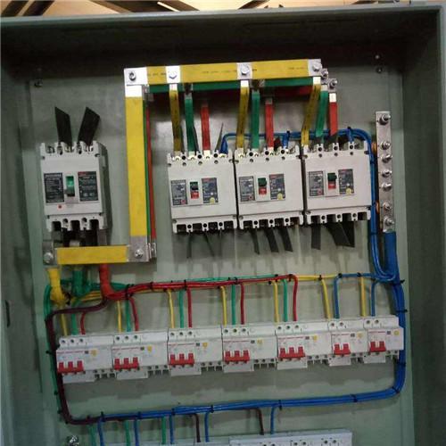 配電箱帶漏電保護或空?只有有這么多漏洞和空的開口才是安全的。這太實際了。