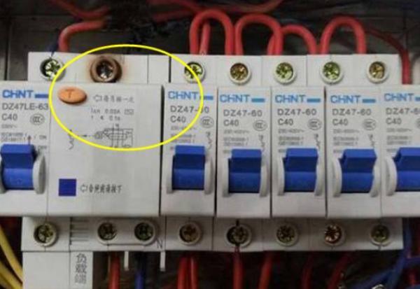 配電箱在此生命安全鍵中，務必記住每月按一次，事故會遲到