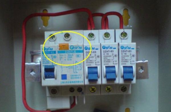 配電箱在此生命安全鍵中，務必記住每月按一次，事故會遲到