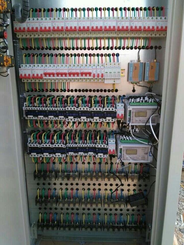 跟著師傅學做配電箱,看到師傅的手藝,我不好意思開始