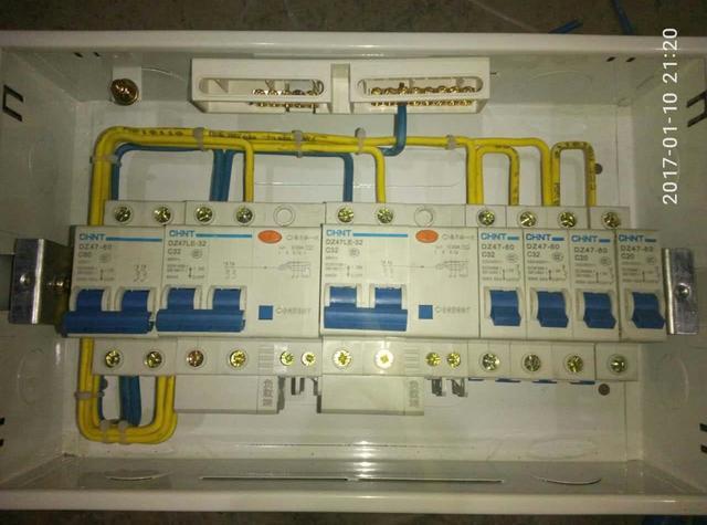跟著師傅學做配電箱,看到師傅的手藝,我不好意思開始